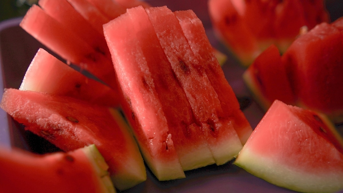 Ночью — спать, а не «бегать»: нутрициолог сказал, в какое время лучше есть арбуз