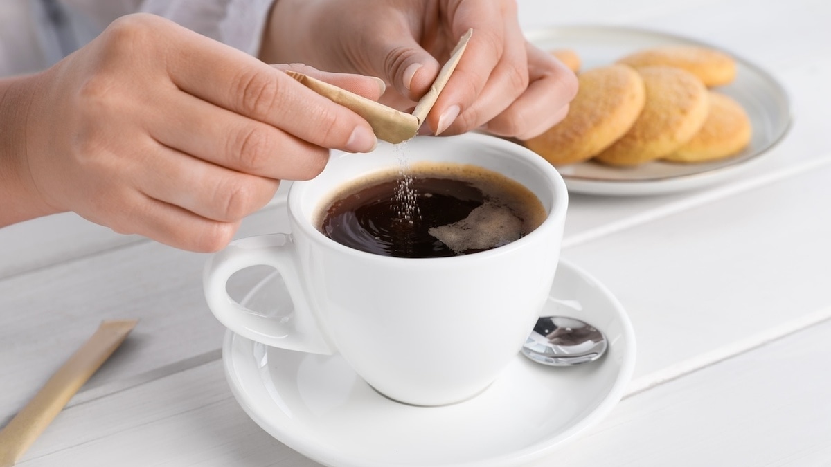Когда нельзя пить кофе с сахаром — предупреждением поделилась нутрициолог 