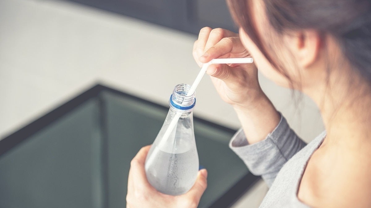 Найден самый быстрый способ охладить бутылку с водой — этот лайфхак спасет в жару