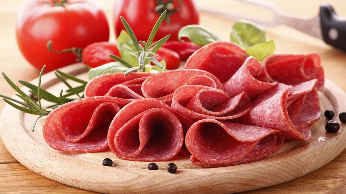 Диетолог Соломатина напомнила, как выбрать качественную колбасу