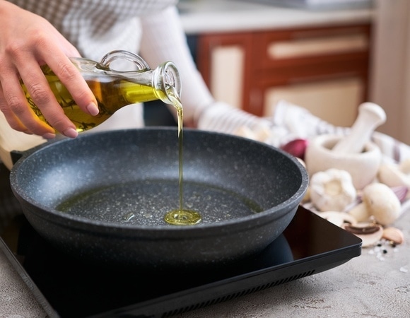 Оливковое и подсолнечное — какое масло лучше? Диетолог развеяла популярный миф о «псевдопользе» Оливковое и подсолнечное — какое масло лучше? Диетолог развеяла популярный миф о «псевдопользе»