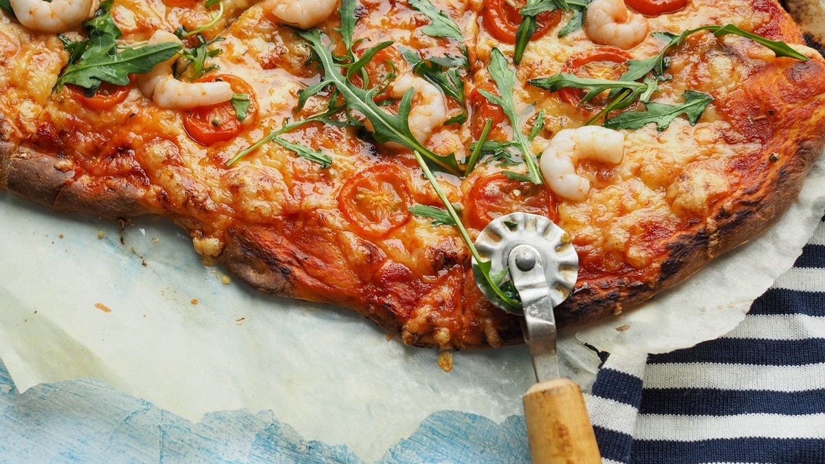 Идеальна для ужина: как за 30 минут приготовить вкусную пиццу без теста и майонеза