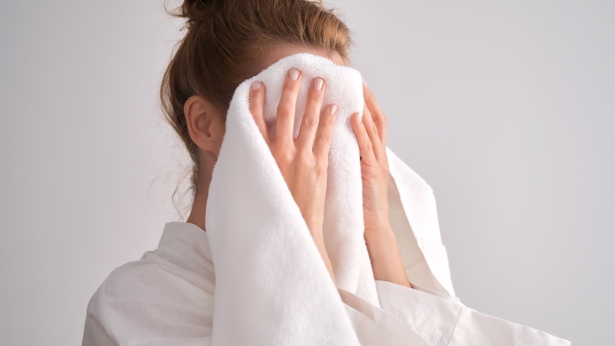 Рассадники бактерий: стало известно, какими полотенцами нельзя вытирать лицо