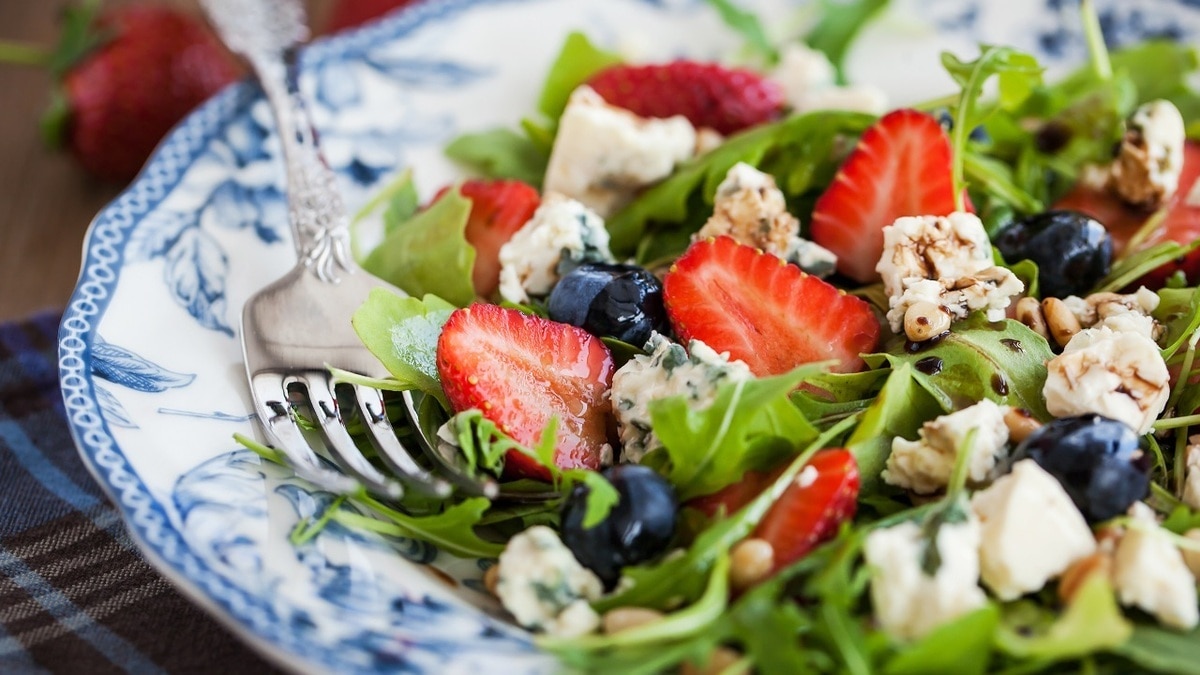 Клубника и сыр, персики и лук: нутрициолог поделилась рецептами необычных сезонных салатов