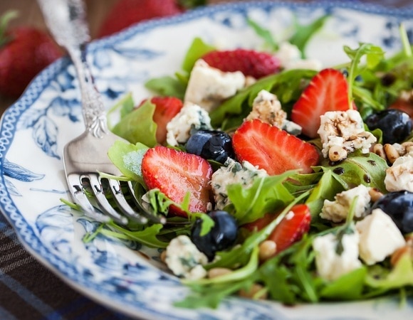 Клубника и сыр, персики и лук: нутрициолог поделилась рецептами необычных сезонных салатов