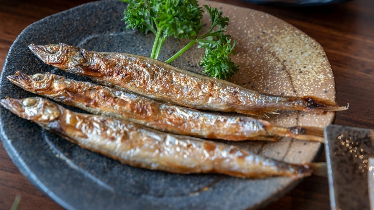 Ученые призвали женщин есть мойву и корюшку вместе с костями — вот почему
