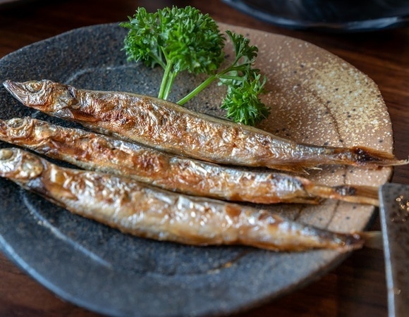 Ученые призвали женщин есть мойву и корюшку вместе с костями — вот почему