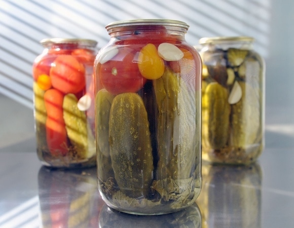 Ботулизм — все еще угроза: врач рассказала о самых безопасных способах консервации