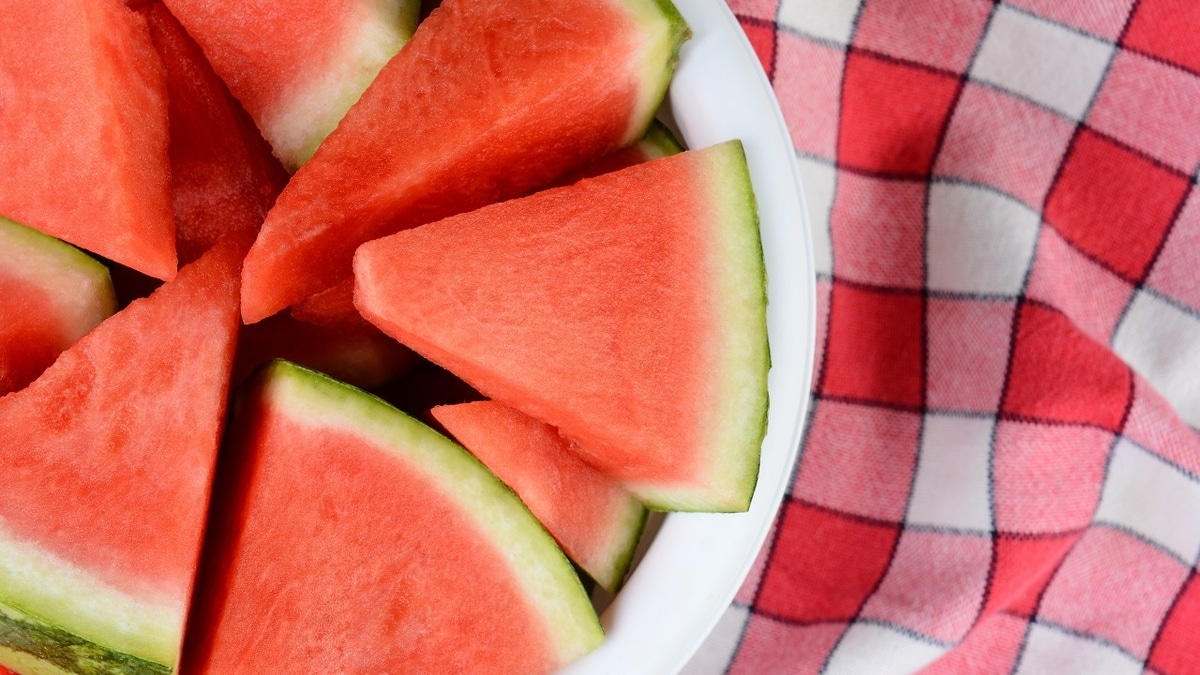 «Тяжесть во всех смыслах»: врач посоветовала не брать с собой на шашлыки арбуз