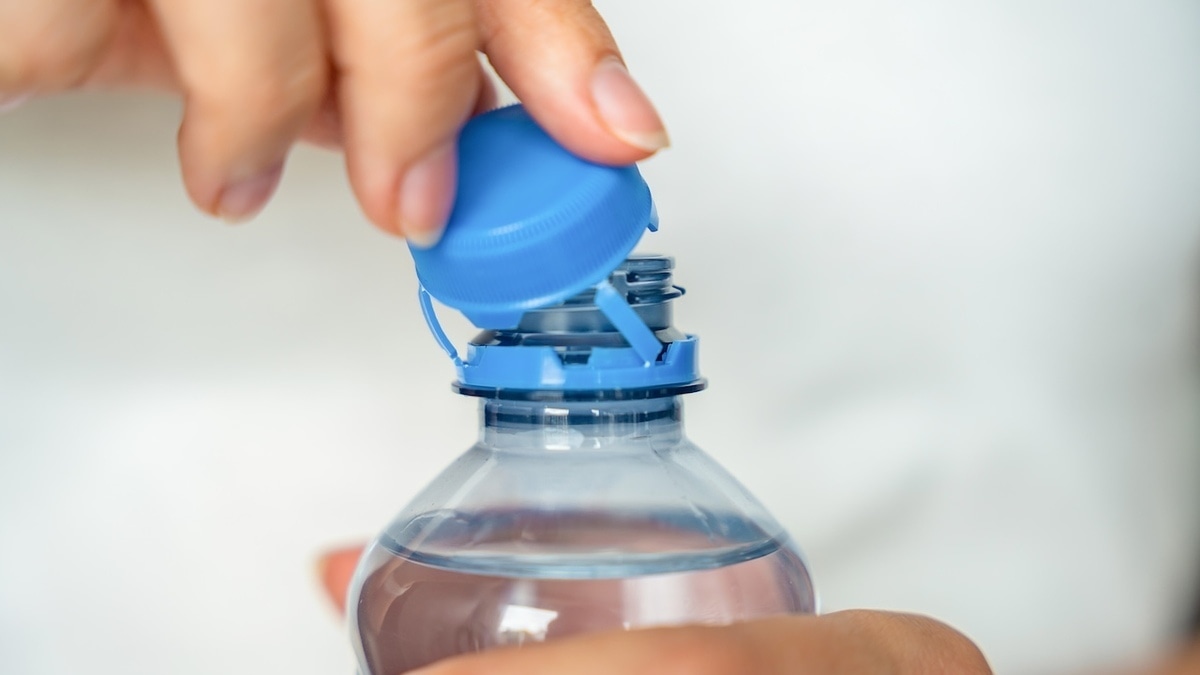 Как пить и хранить воду в бутылках, чтобы потреблять меньше микропластика — советы от эксперта