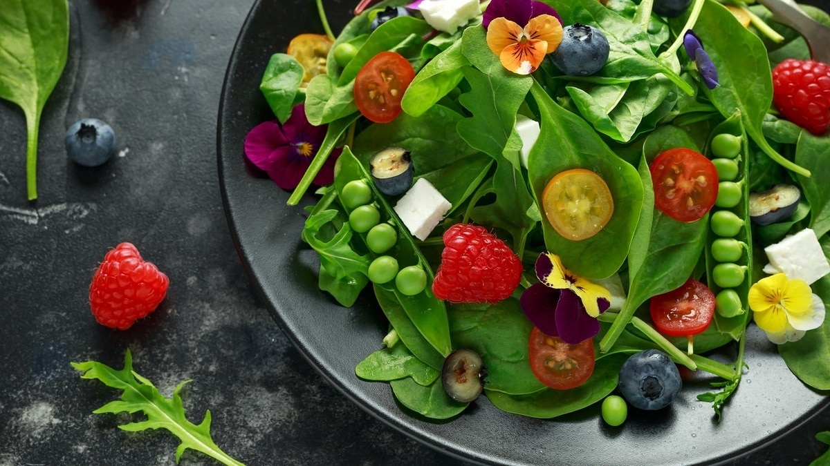 Сезонные эксперименты: как сочетать малину и помидоры в одном салате