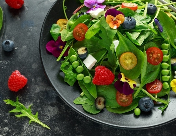 Сезонные эксперименты: как сочетать малину и помидоры в одном салате