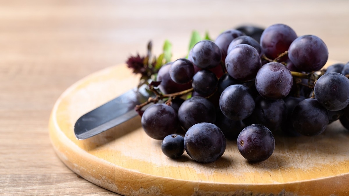 Разнообразие вкусов: рецепт необычного салата из винограда и красного лука Разнообразие вкусов: рецепт необычного салата из винограда и красного лука