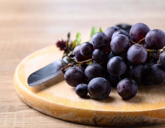 Разнообразие вкусов: рецепт необычного салата из винограда и красного лука