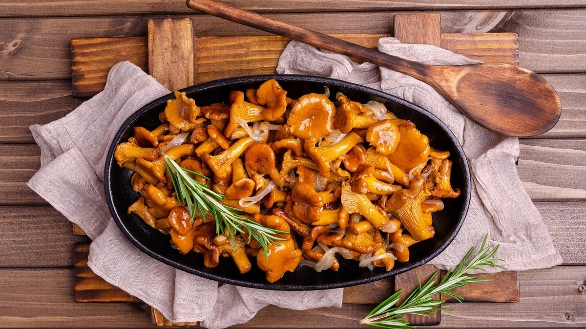 Когда нужно солить лисички при жарке — сразу или в конце приготовления?