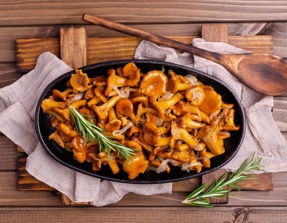 Когда нужно солить лисички при жарке — сразу или в конце приготовления? Когда нужно солить лисички при жарке — сразу или в конце приготовления?