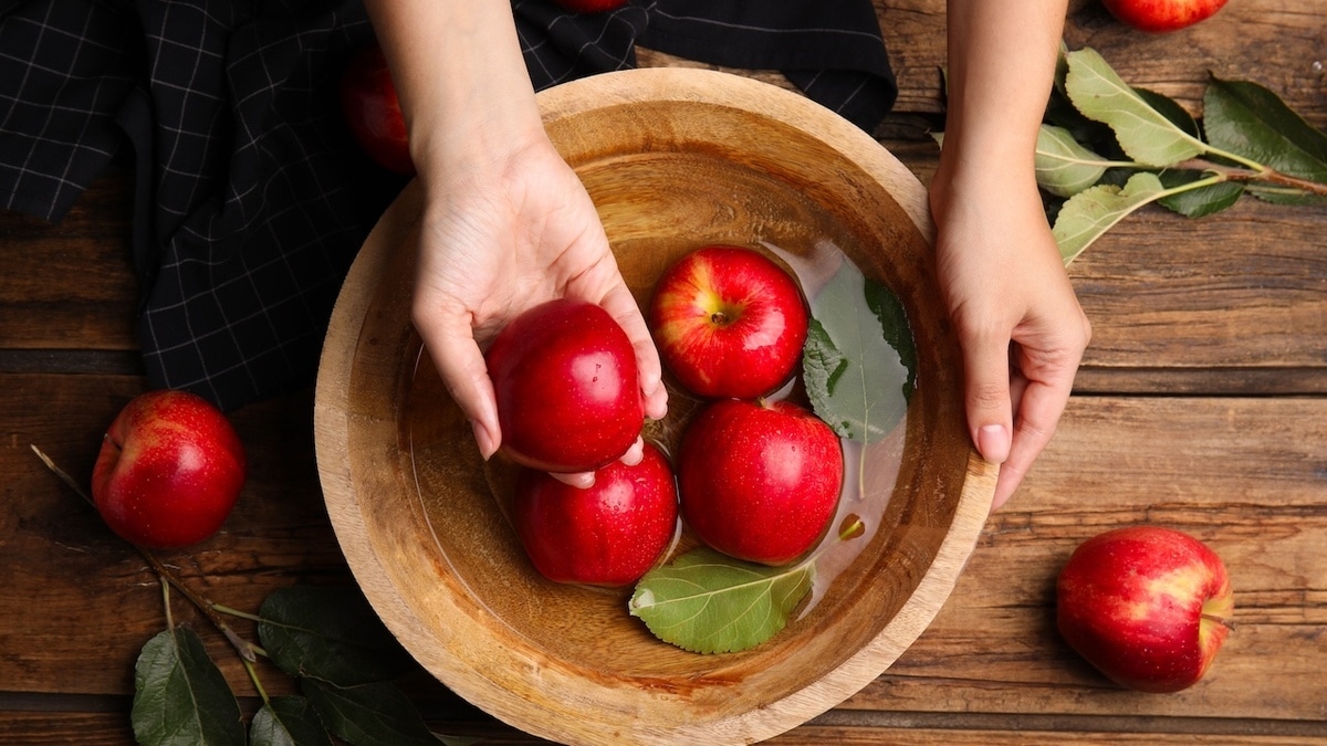 Мыть или чистить? Ученые сказали, как «убрать» пестициды с яблок и других плодов Мыть или чистить? Ученые сказали, как «убрать» пестициды с яблок и других плодов