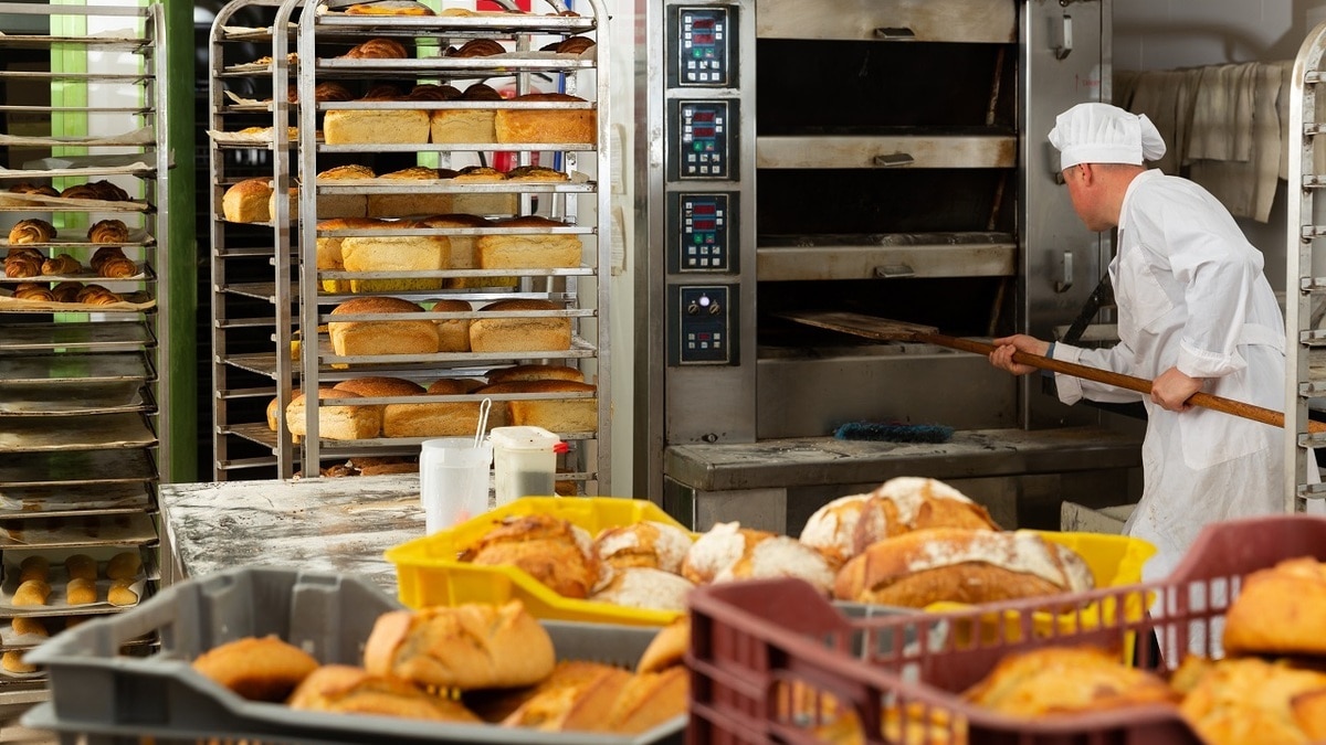 Секреты производства: правда ли, что при выпечке нового хлеба в него добавляют остатки старого?