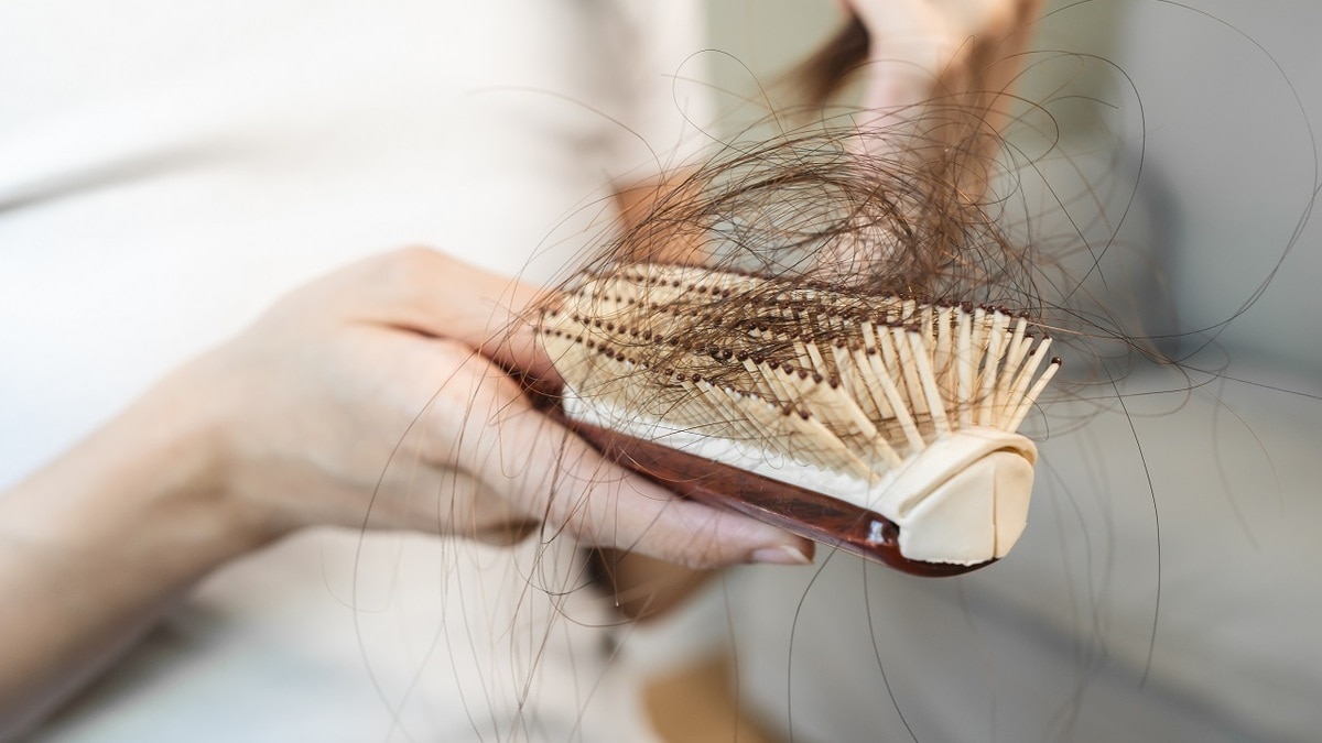 Повод для беспокойства? Трихолог назвала причины чрезмерного выпадения волос