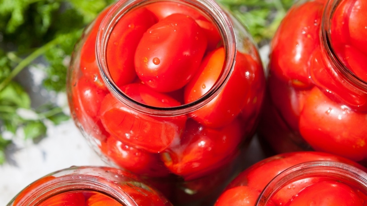 Свечка, банка — и готово: найден способ сохранить помидоры свежими до самой зимы Свечка, банка — и готово: найден способ сохранить помидоры свежими до самой зимы