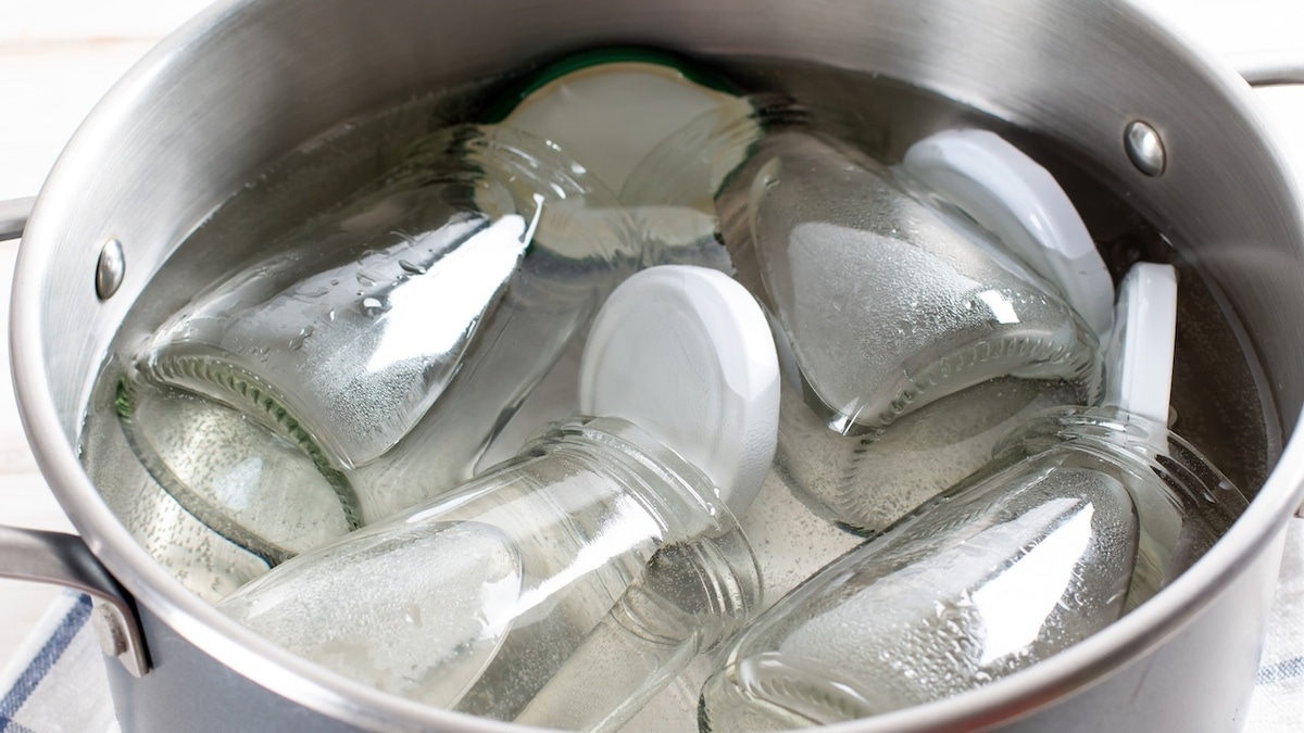 В микроволновке и духовке — можно! 4 нетипичных способа стерилизации банок от «Едим Дома»