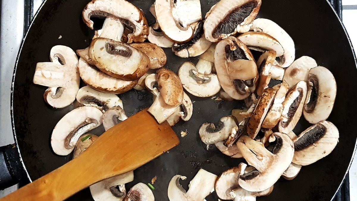 Повар рассказала, как жарить грибы до румяной корочки — все зависит от 1 ингредиента
