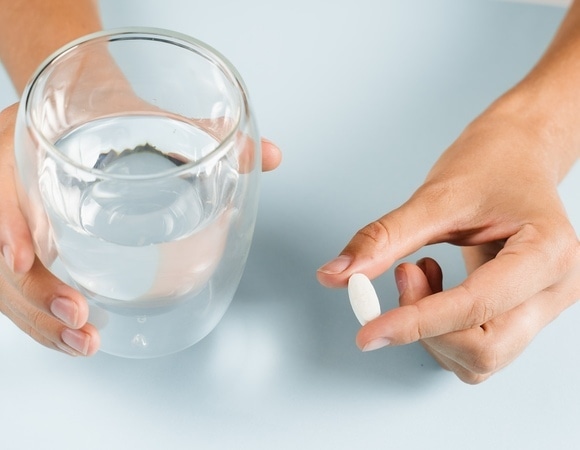 Врач объяснила, чем можно и нельзя запивать таблетки Врач объяснила, чем можно и нельзя запивать таблетки