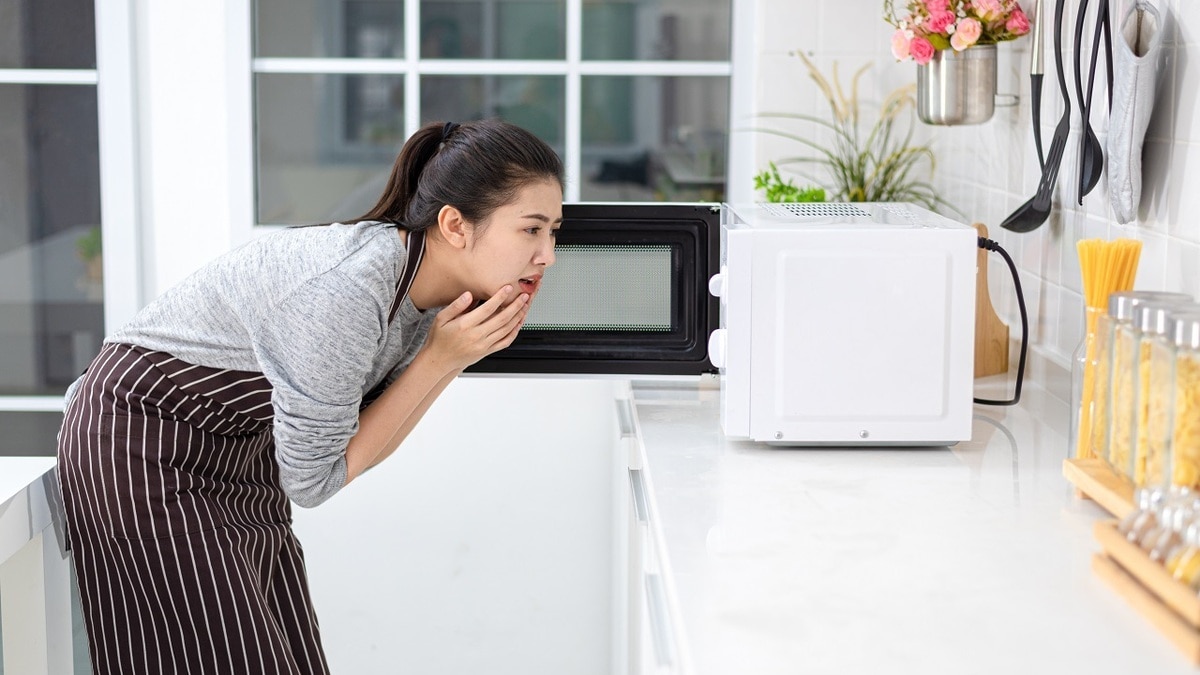 Ученые нашли в микроволновке 750 разных бактерий — теперь вы точно будете мыть эту печь чаще Ученые нашли в микроволновке 750 разных бактерий — теперь вы точно будете мыть эту печь чаще