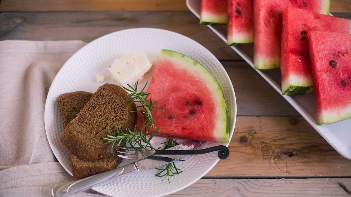 Арбуз, темный хлеб и еще кое-что: 7 «диетических» продуктов, которые мешают похудеть