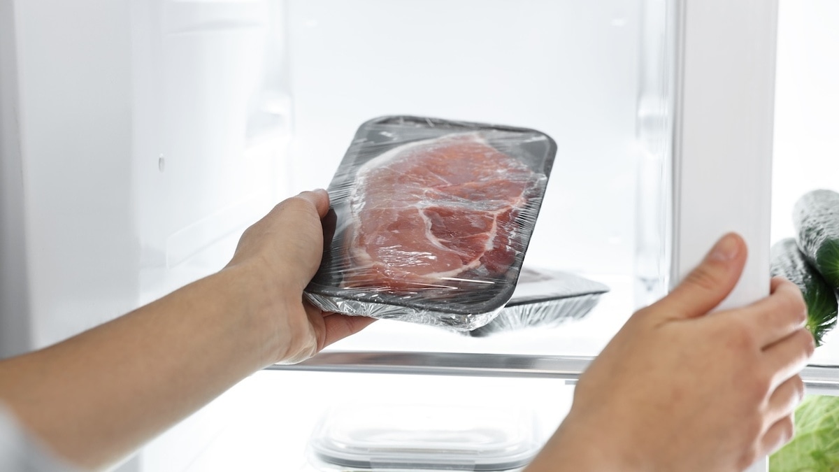 Успеть за 24 часа: врач сказала, как долго мясо хранится в холодильнике