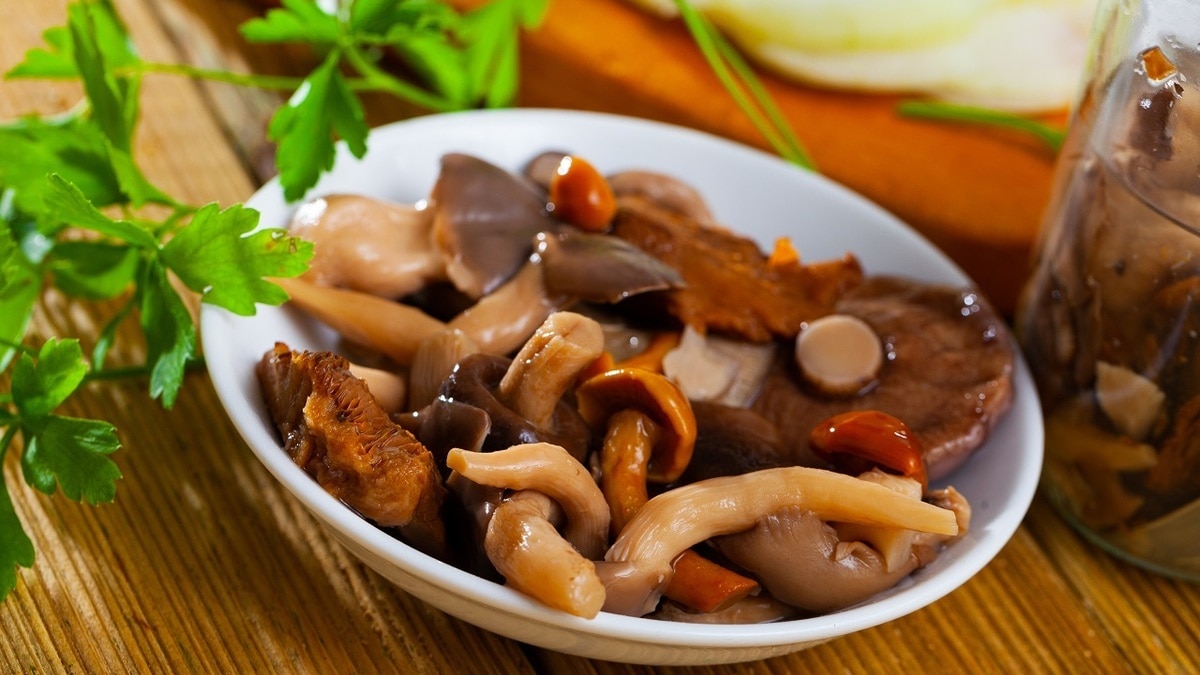 Без плесени и вздутых крышек: как правильно хранить маринованные грибы