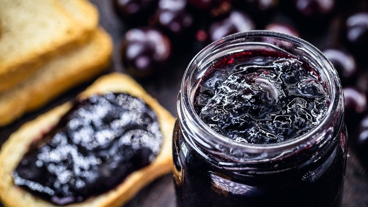 Дело не только в сахаре: стало известно, кому опасно есть варенье