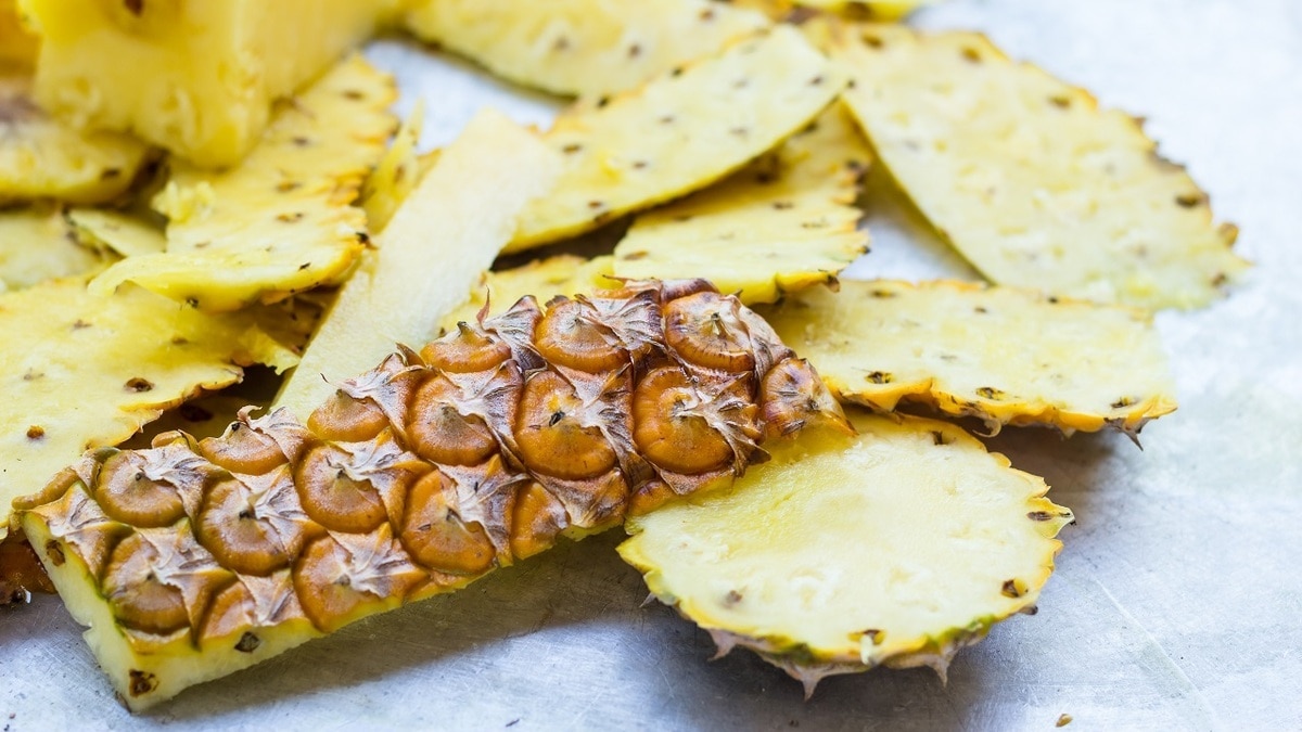 Зря выбрасываете! Кожура ананаса оказалась очень полезной — вот как ее нужно готовить