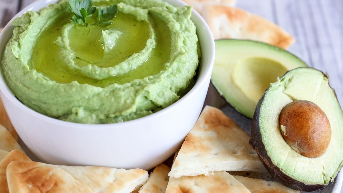 Ярко, вкусно и питательно: рецепт очень полезного хумуса с авокадо