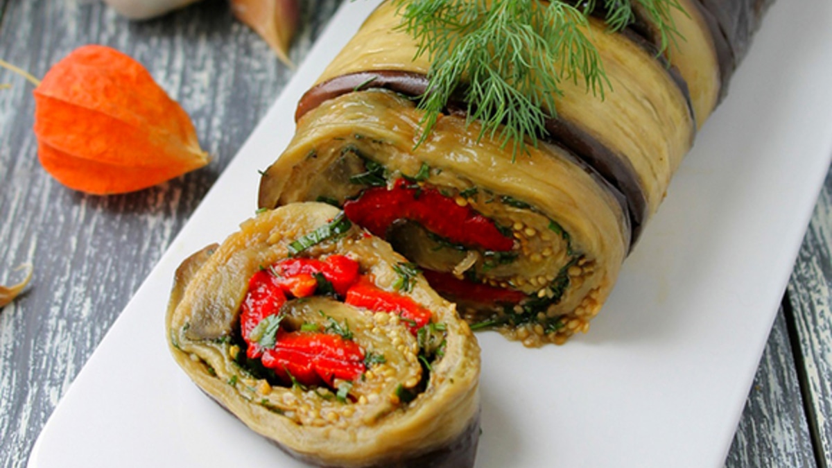 В два раза вкуснее: рецепт сочного рулета с баклажанами и печеным перцем 