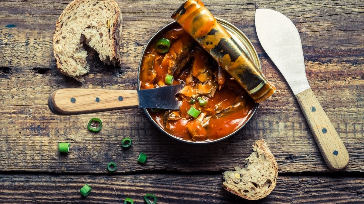 «Прямо как в СССР»: технолог дал советы по выбору качественной кильки в томате