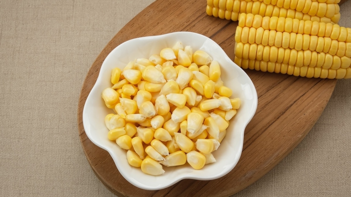 Минутка — и готово: с этой хитростью получится быстро отделить зерна кукурузы от початка