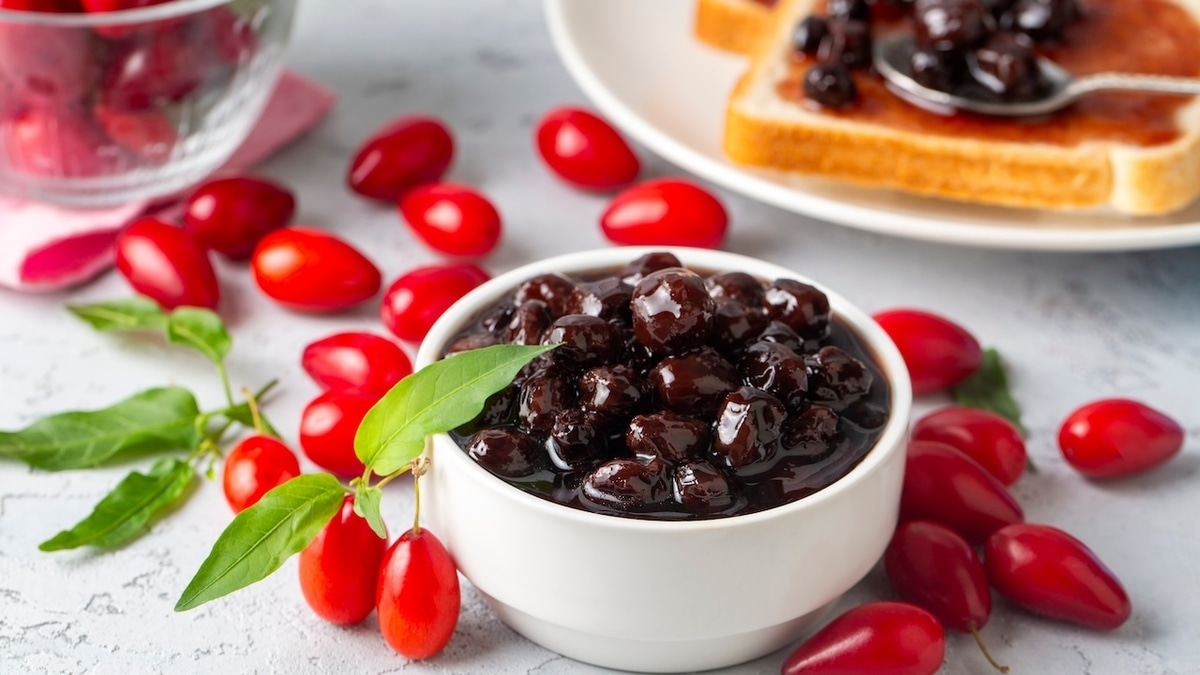 Ароматный и густой! Раскрыт рецепт кизилового джема без варки — в нем всего 2 ингредиента 