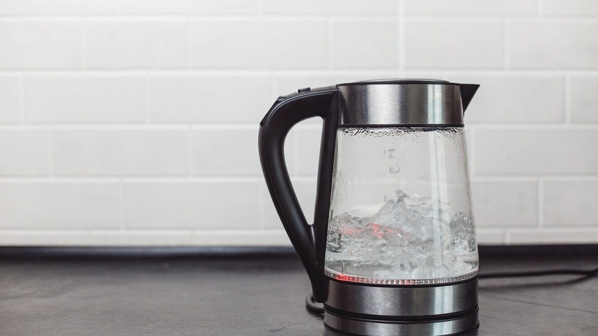 Без соды, уксуса и кислоты: найден еще один простой способ очистить чайник от накипи