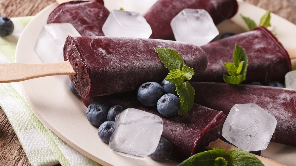 Необычная заготовка на зиму: как приготовить замороженный чай из ягод