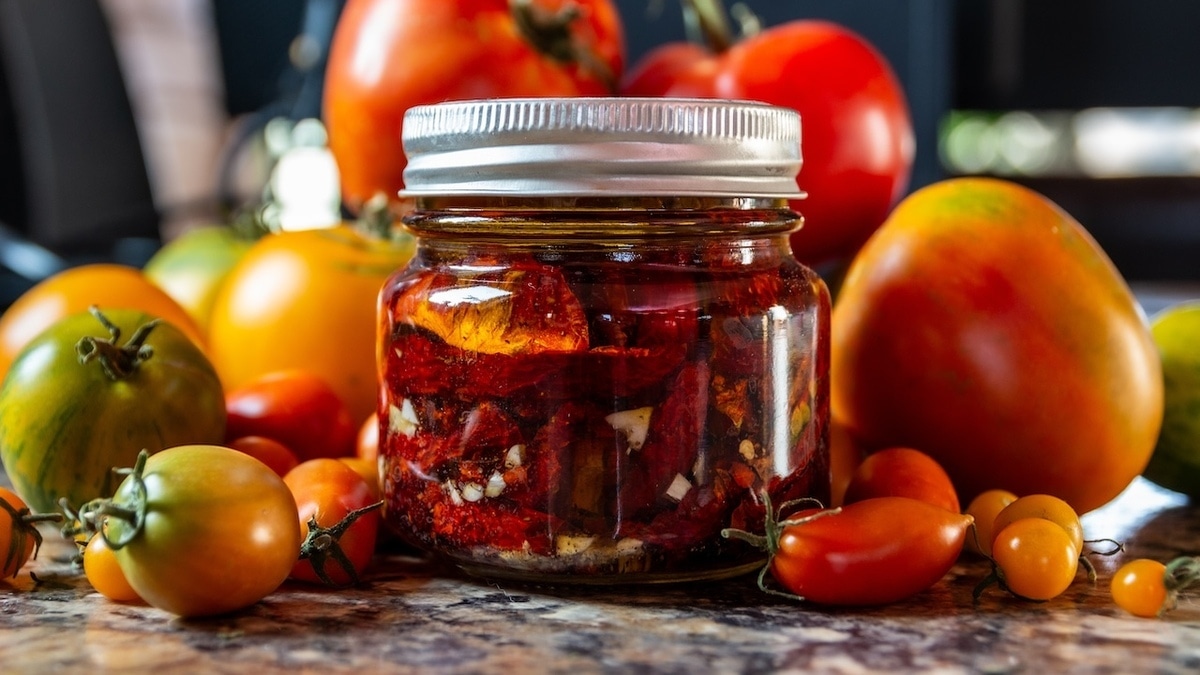 Рецепт вяленых томатов с итальянским характером — самая красивая закуска на зиму Рецепт вяленых томатов с итальянским характером — самая красивая закуска на зиму