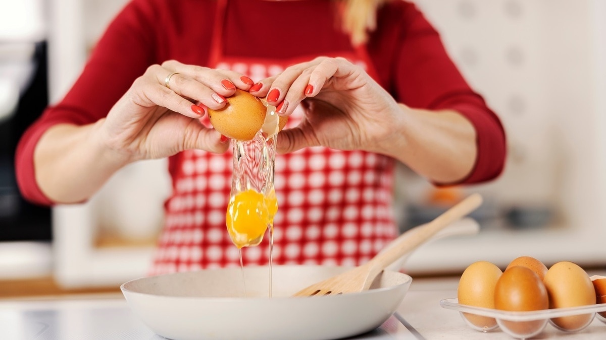 Назван безопасный способ разбивания яиц — почти все делают ошибки, рискуя здоровьем