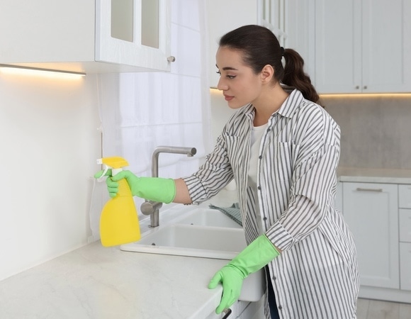 Как очистить кухонный фартук от жира — самые легкие, но всегда работающие способы Как очистить кухонный фартук от жира — самые легкие, но всегда работающие способы