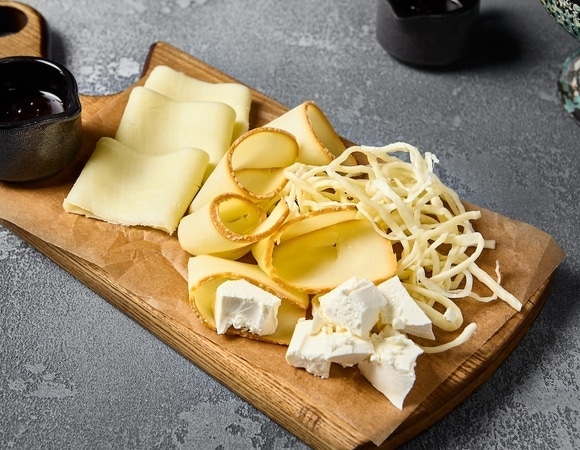 Назван самый опасный сыр: для одних он «яд», а для других полезен