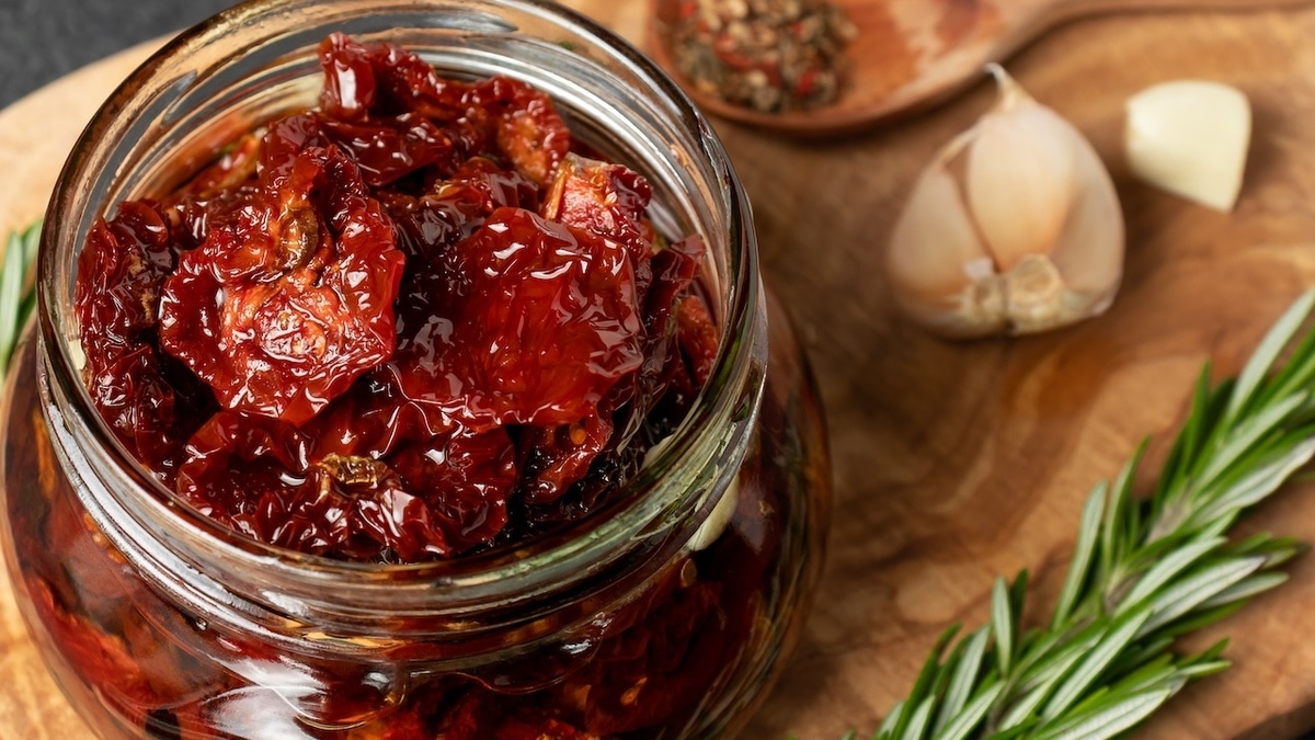 Легко, быстро, вкусно: найден рецепт ароматных вяленых томатов в микроволновке Легко, быстро, вкусно: найден рецепт ароматных вяленых томатов в микроволновке