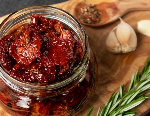 Легко, быстро, вкусно: найден рецепт ароматных вяленых томатов в микроволновке Легко, быстро, вкусно: найден рецепт ароматных вяленых томатов в микроволновке