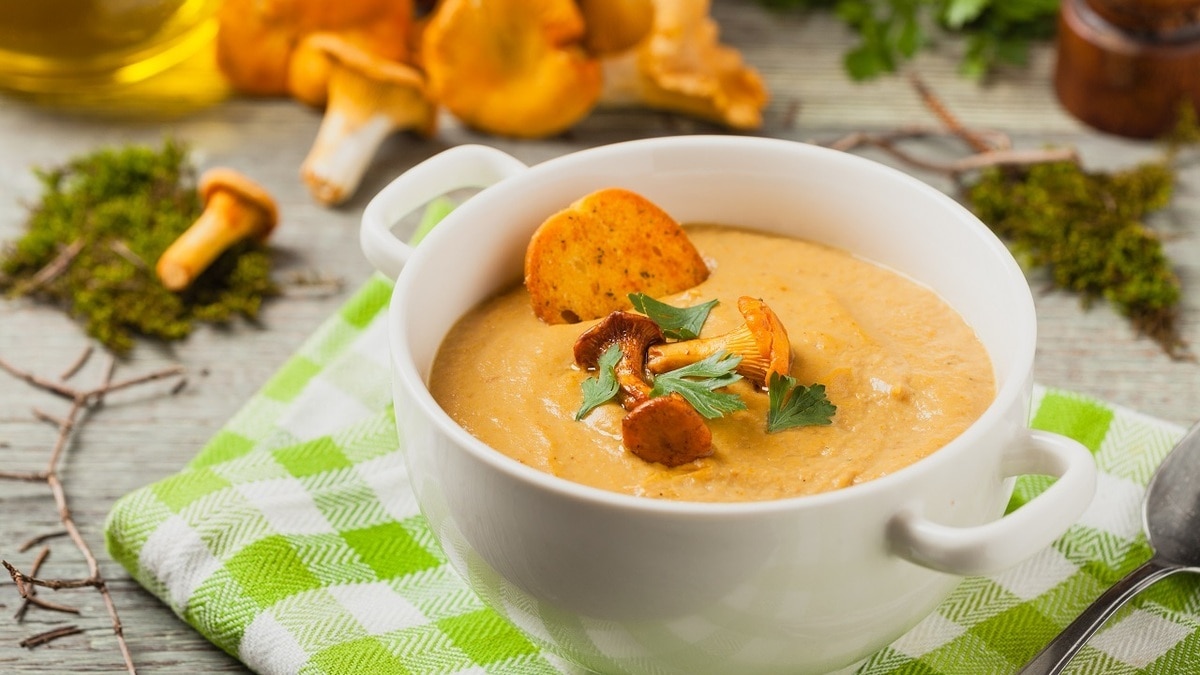 Ароматный, сытный и очень вкусный: рецепт нежного крем-супа из лисичек Ароматный, сытный и очень вкусный: рецепт нежного крем-супа из лисичек