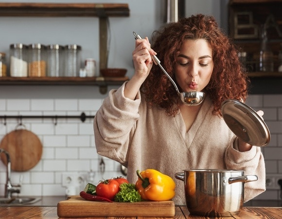 Без зажарки, картофеля и мяса: рецепт вкусного диетического супа, который готовится всего 30 минут