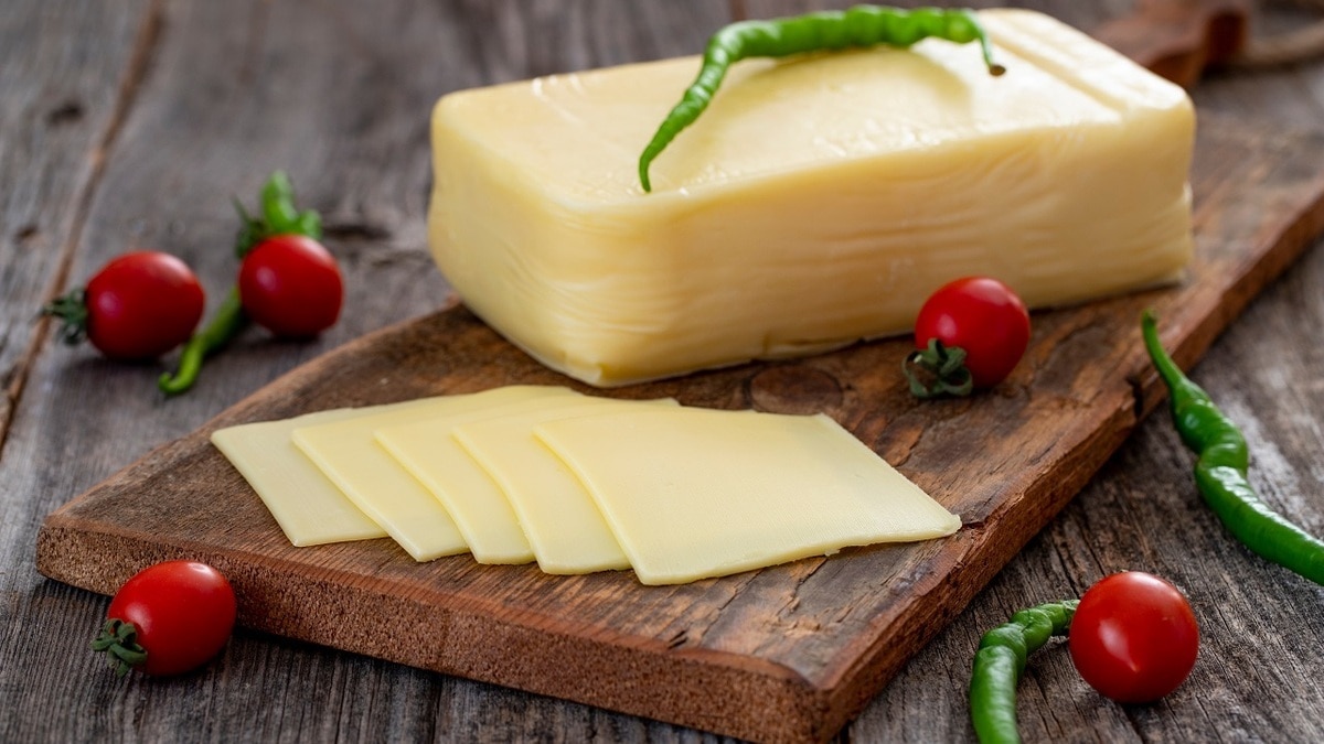 Какой сыр должен «плакать»? Технолог подсказала, как выбрать качественный продукт