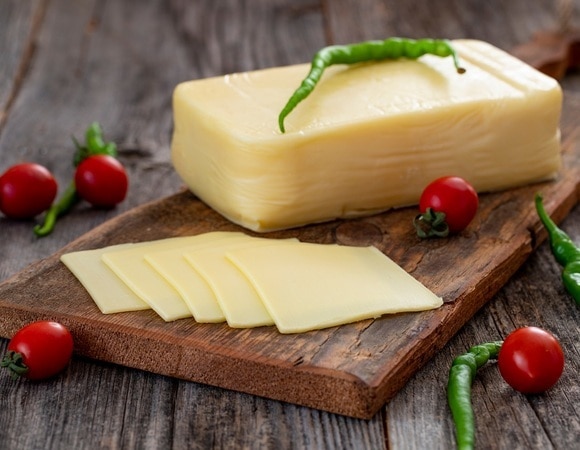 Какой сыр должен «плакать»? Технолог подсказала, как выбрать качественный продукт